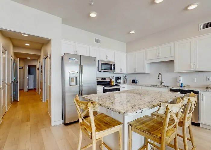 Fantastic On With Pool Hot Tub Free Wifi Elevator & Ac * Gulf Shores